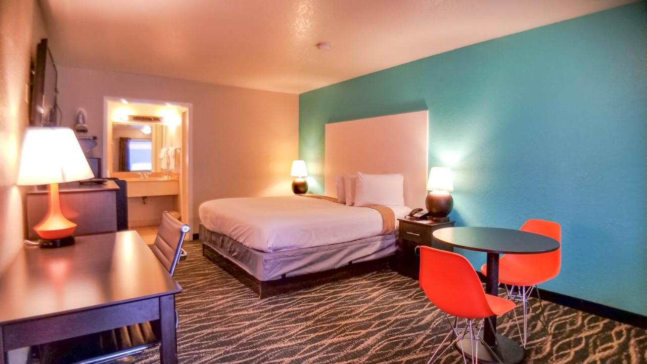 Hotel Howard Johnson By Wyndham Hobby Airport 2*