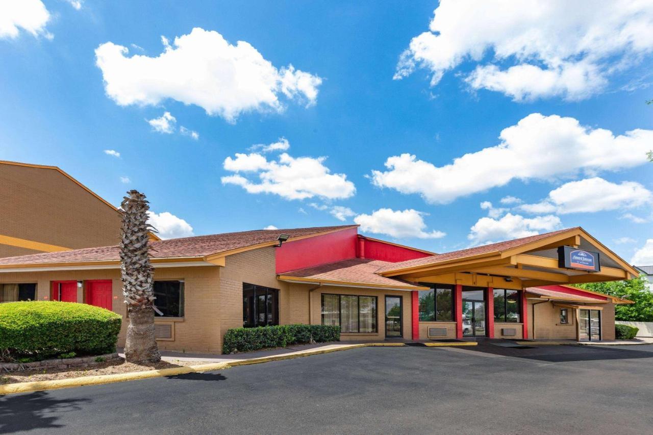 Howard Johnson By Wyndham Hobby Airport 2*