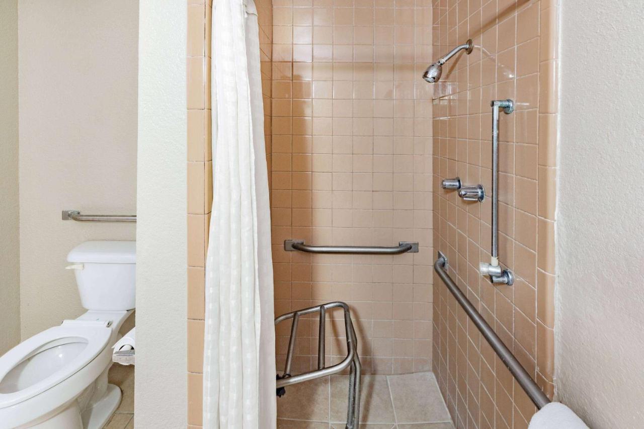 Howard Johnson By Wyndham Hobby Airport 2*