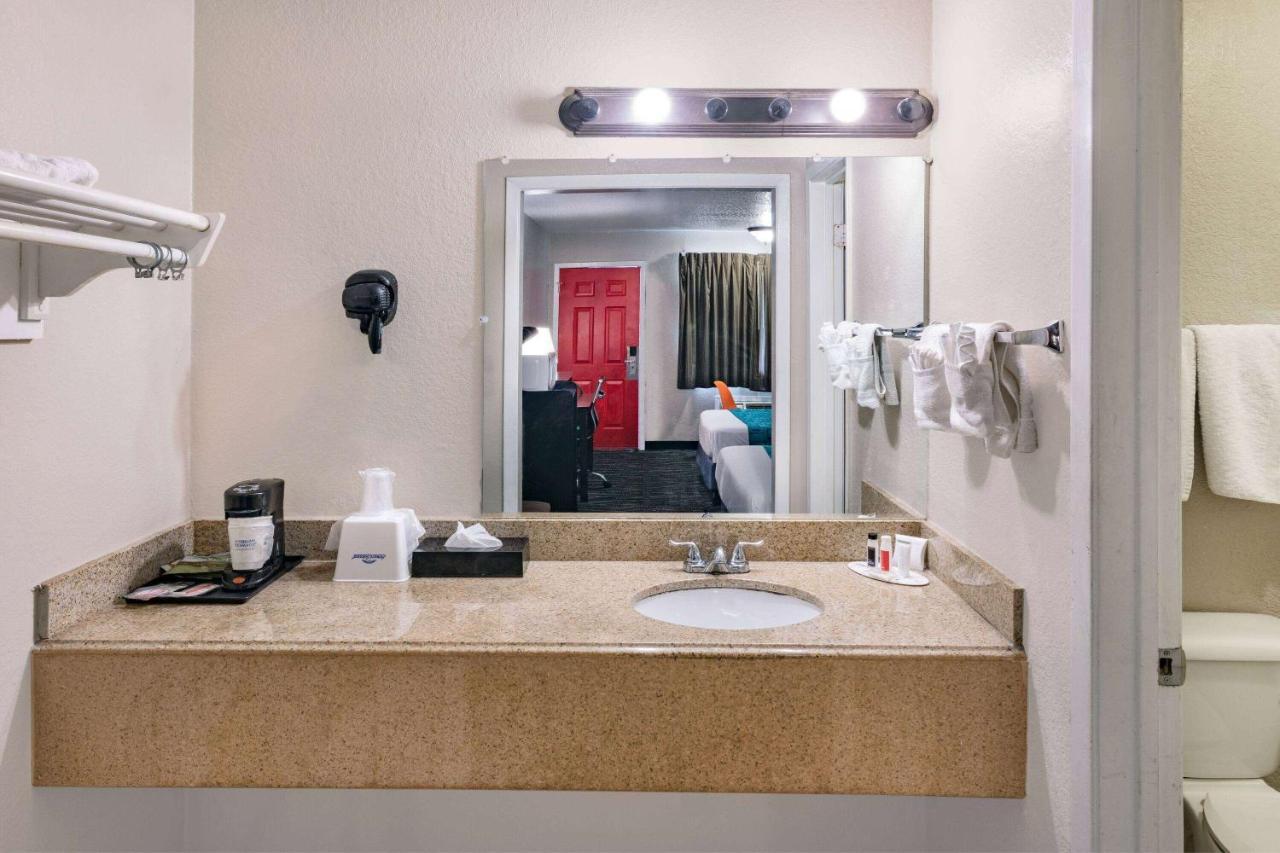 Howard Johnson By Wyndham Hobby Airport Hotel