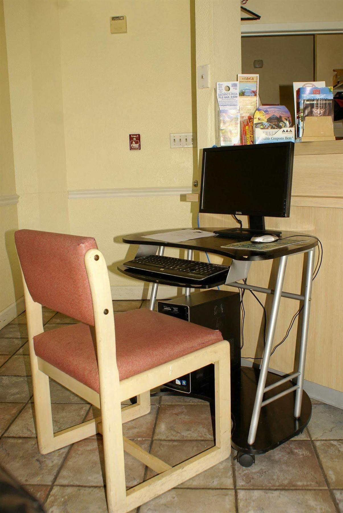 Hotel Howard Johnson By Wyndham Hobby Airport 2*