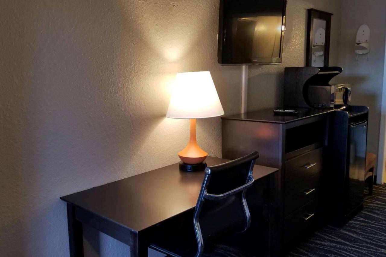 Howard Johnson By Wyndham Hobby Airport