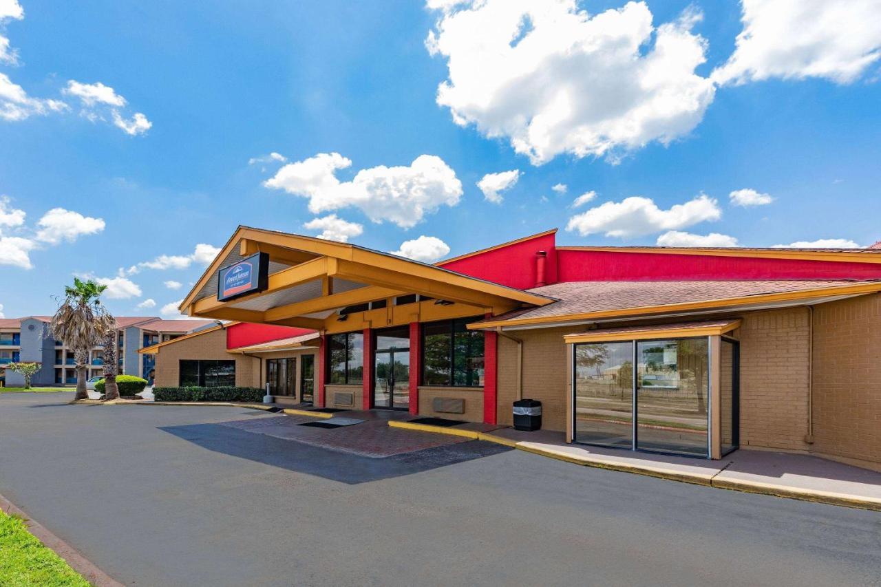 Howard Johnson By Wyndham Hobby Airport Hotel 2*