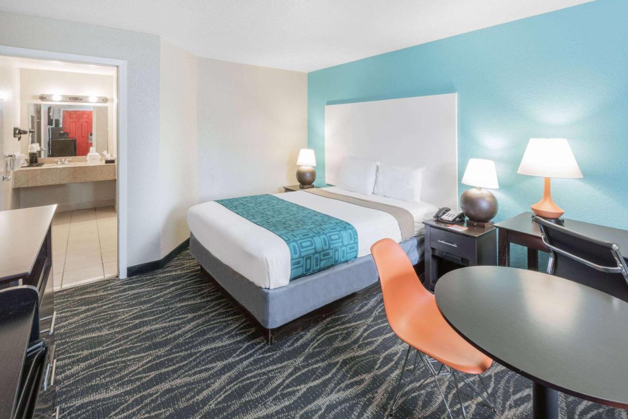 Howard Johnson By Wyndham Hobby Airport 2*