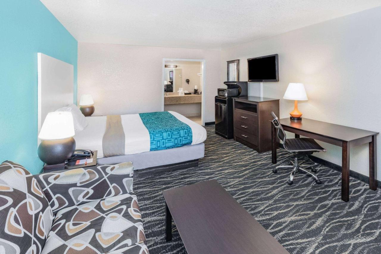 Howard Johnson By Wyndham Hobby Airport Hotel 2*