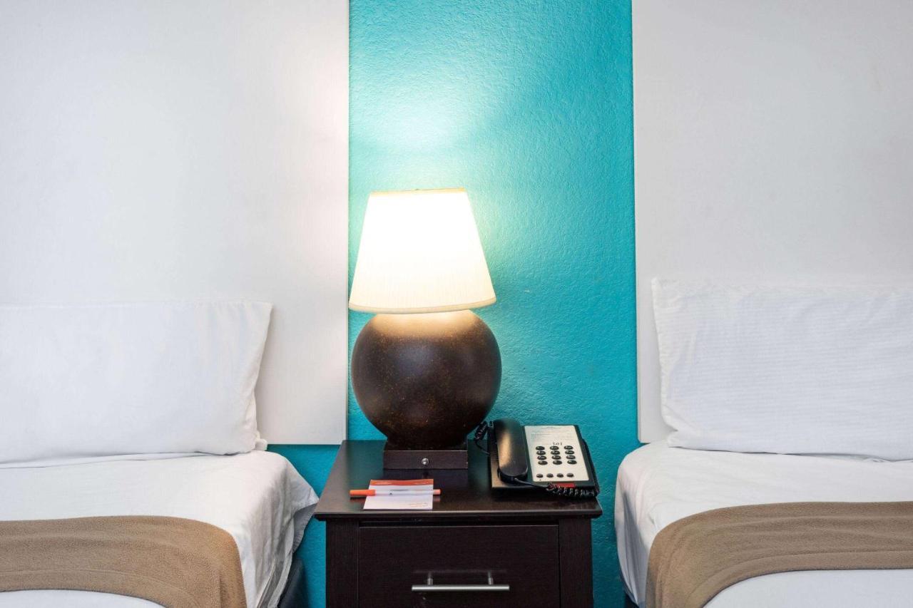 Howard Johnson By Wyndham Hobby Airport Hotel 2*