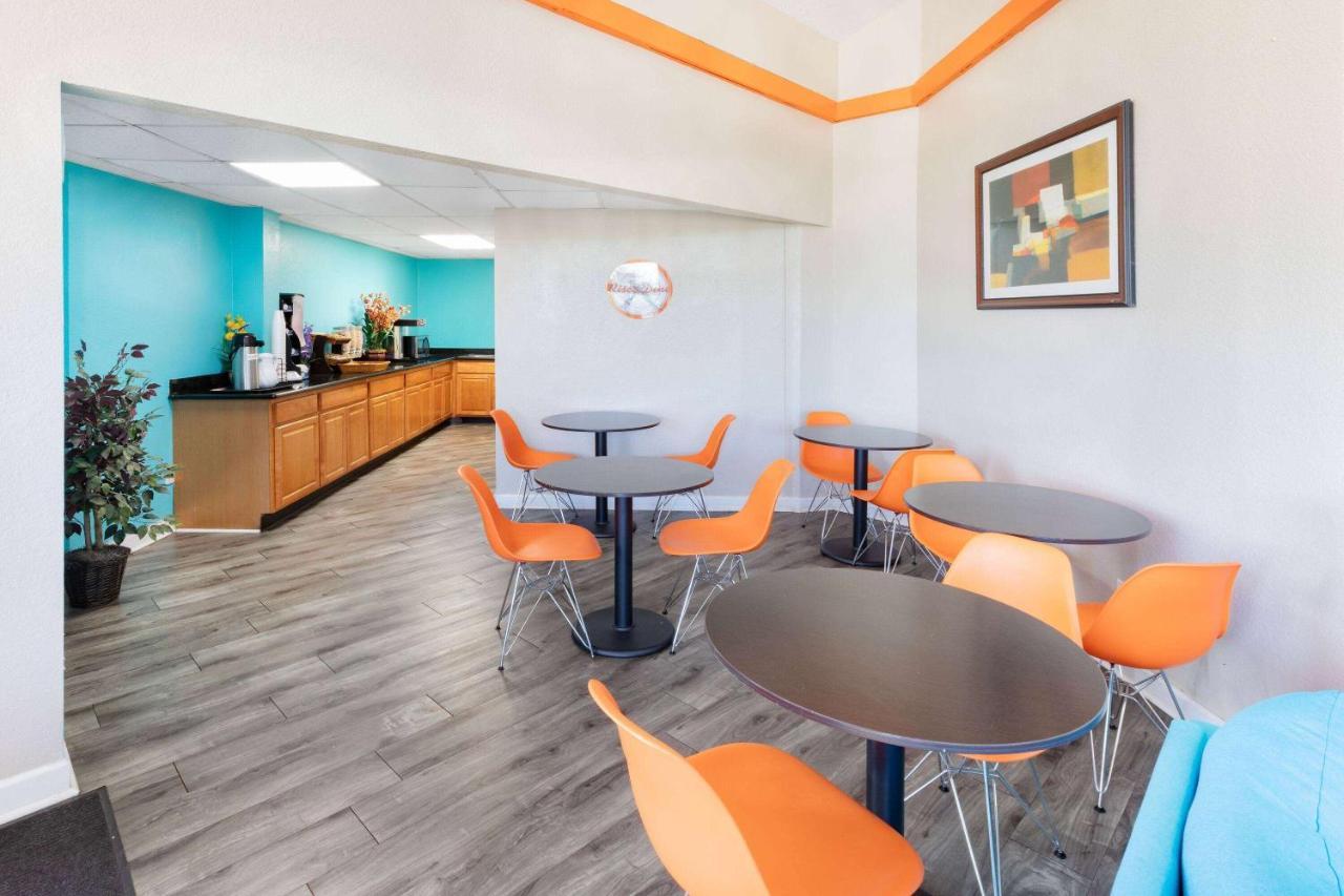Hotel Howard Johnson By Wyndham Hobby Airport 2*