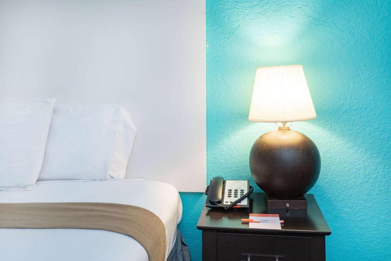 Hotel Howard Johnson By Wyndham Hobby Airport 2*