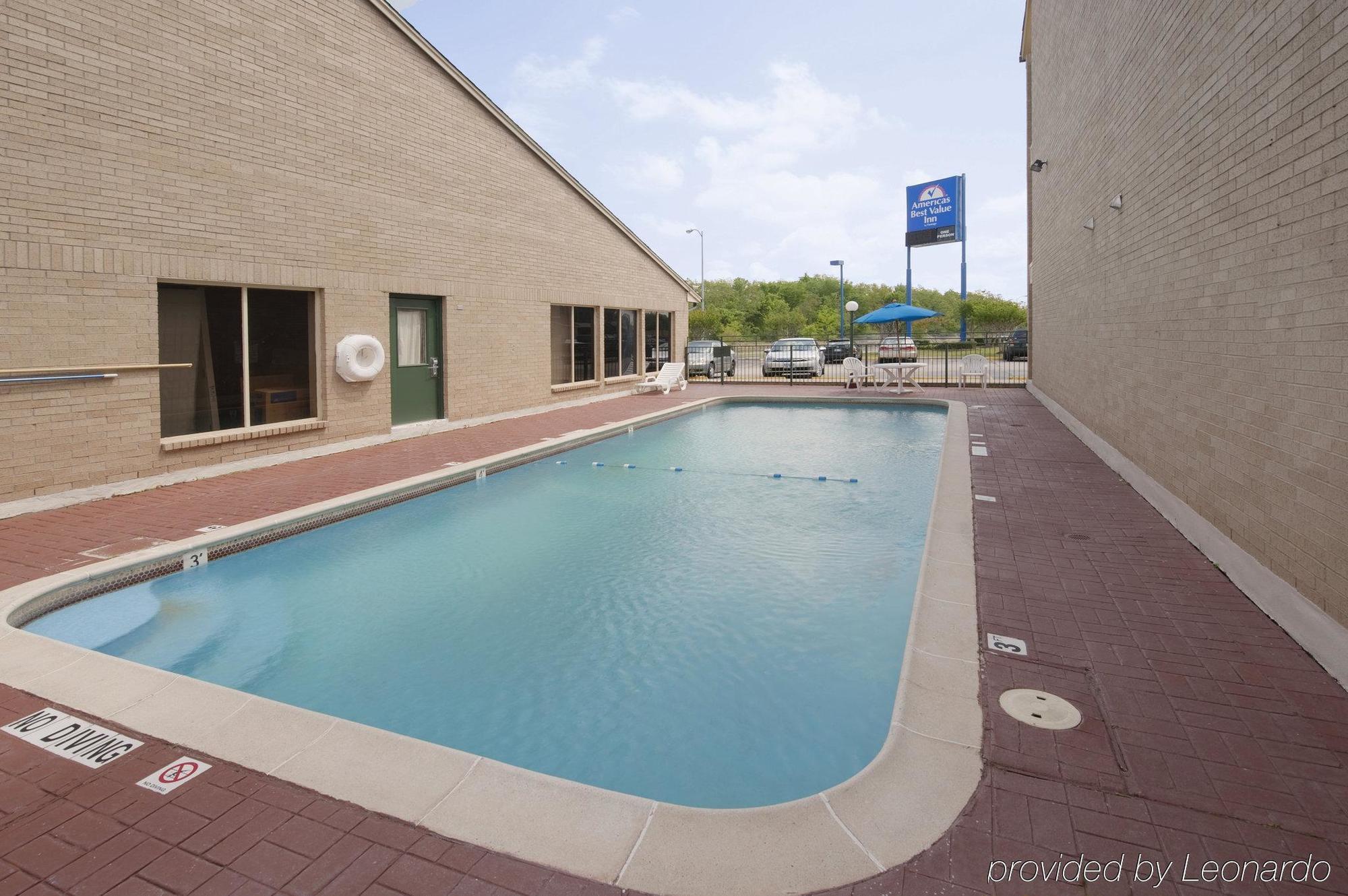 Hotel Howard Johnson By Wyndham Hobby Airport 2*