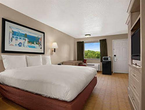 Hotel Howard Johnson By Wyndham Hobby Airport 2*
