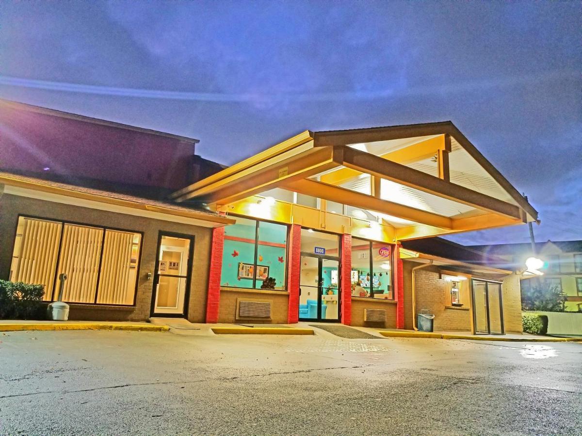 Hotel Howard Johnson By Wyndham Hobby Airport 2*