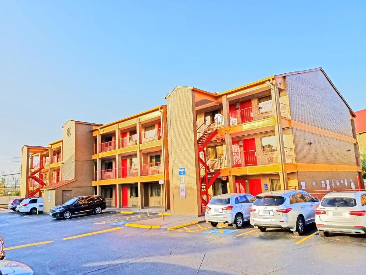 Howard Johnson By Wyndham Hobby Airport Hotel