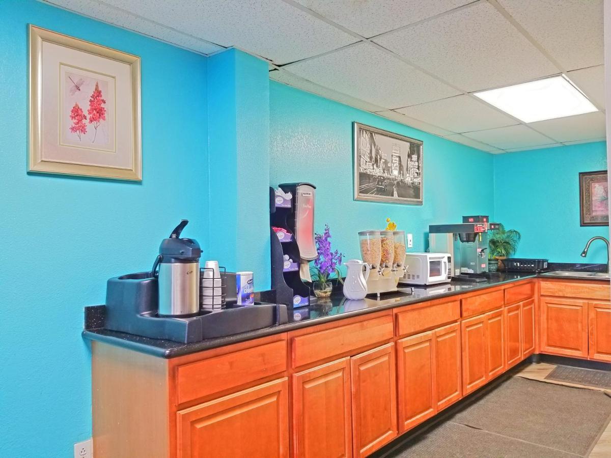 Howard Johnson By Wyndham Hobby Airport Hotel