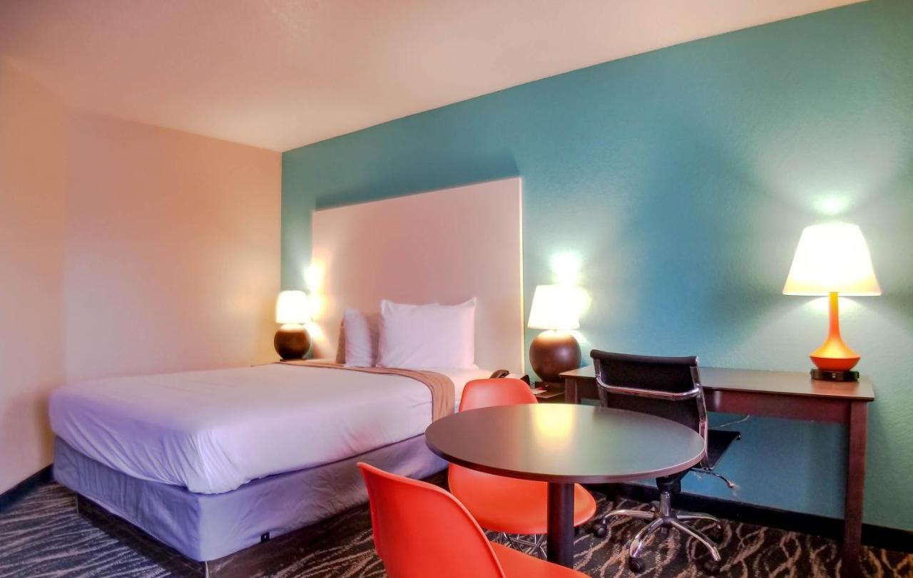 Howard Johnson By Wyndham Hobby Airport Houston