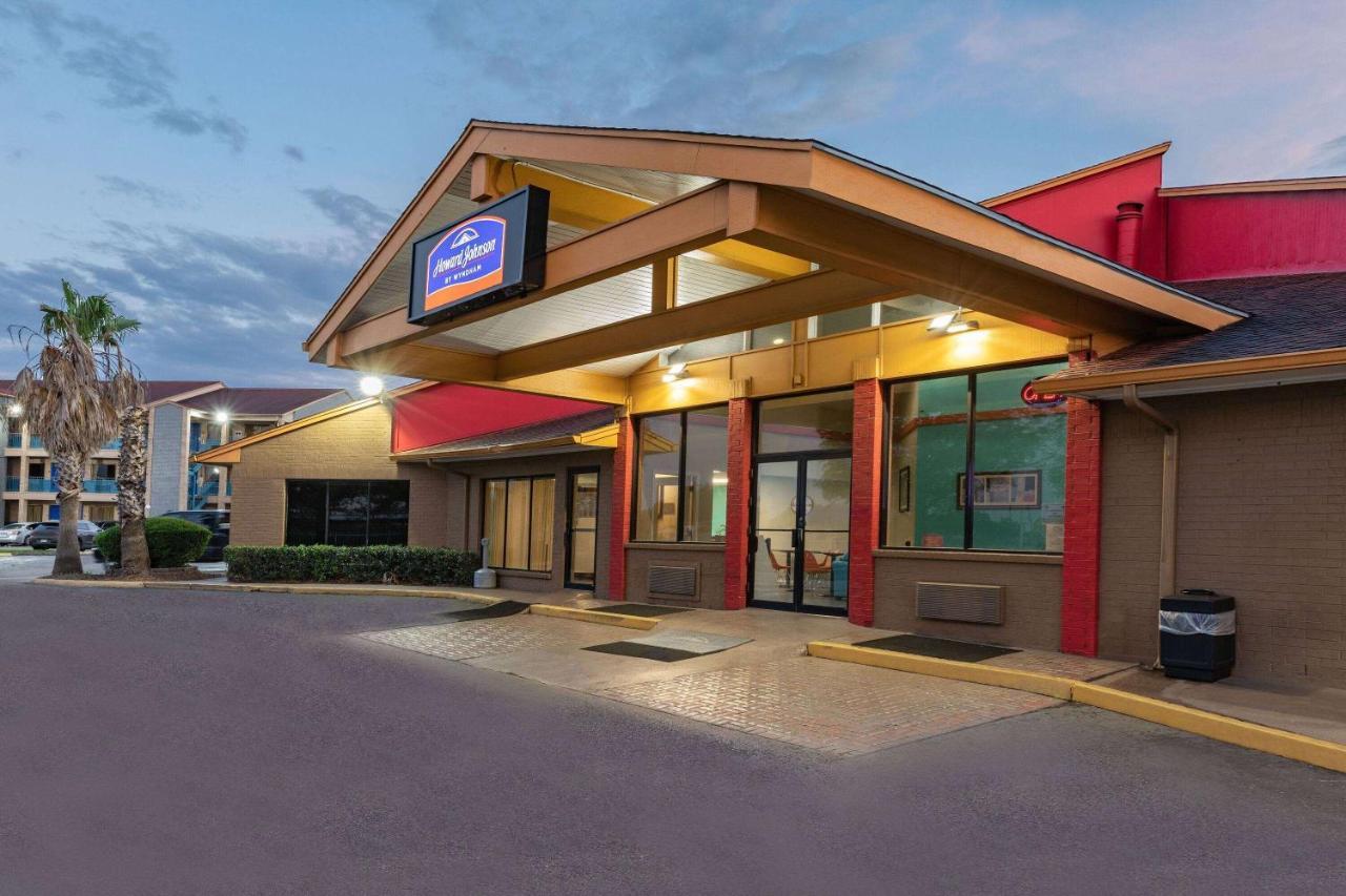 Howard Johnson By Wyndham Hobby Airport Houston