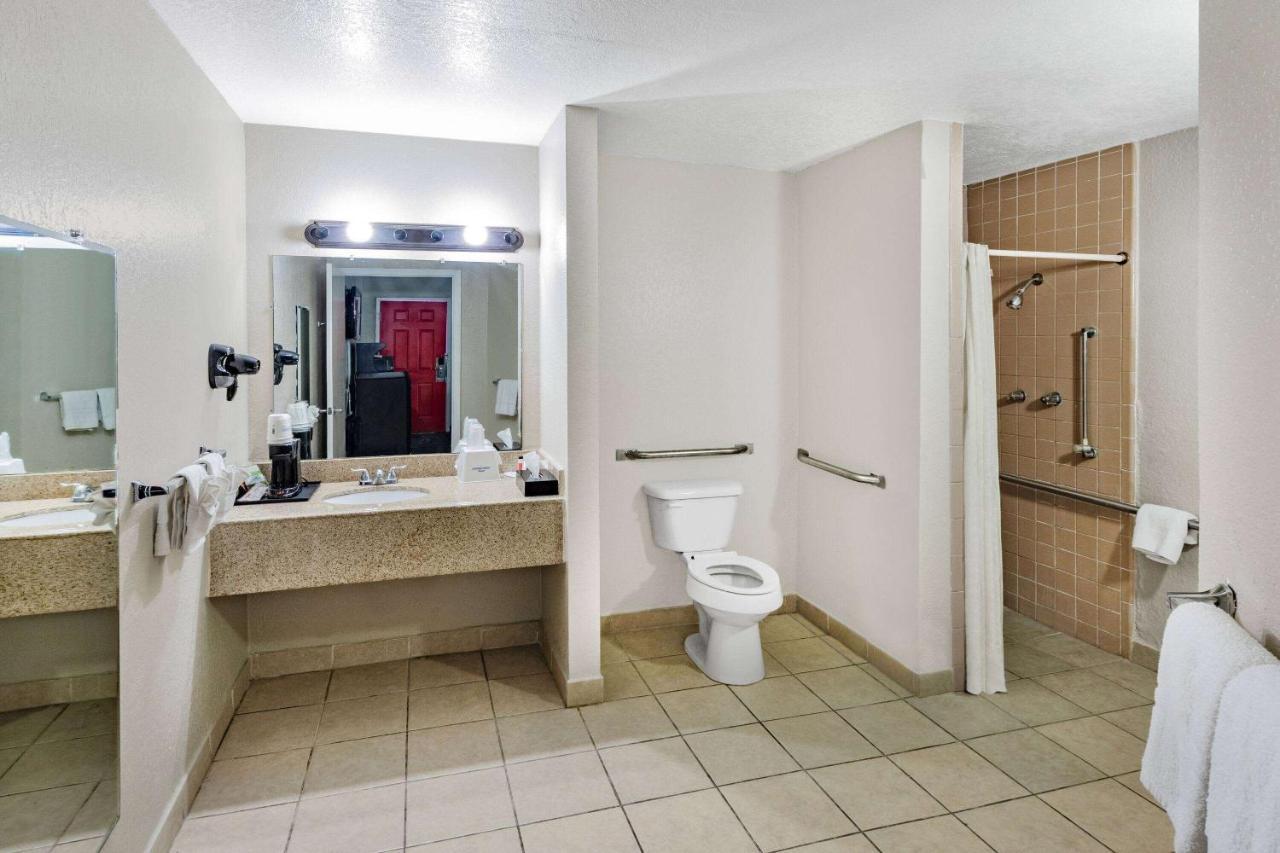 Howard Johnson By Wyndham Hobby Airport