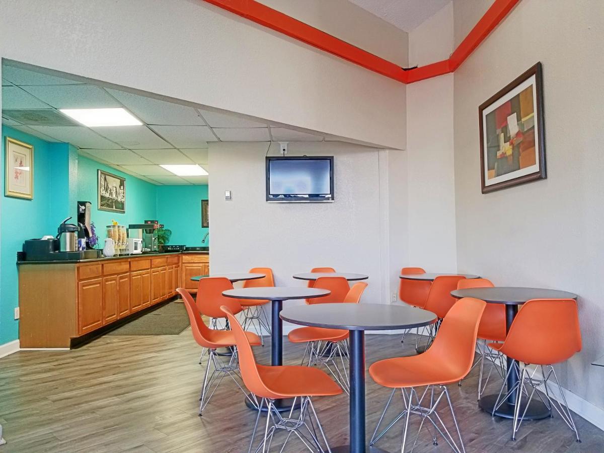 Howard Johnson By Wyndham Hobby Airport